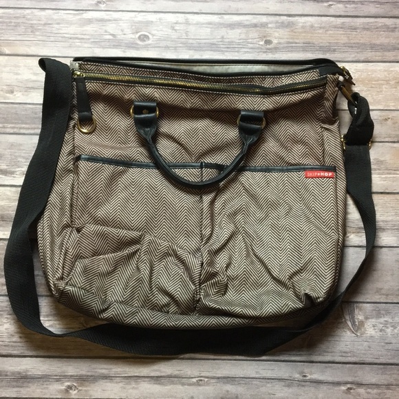 SKIP HOP BROWN CHEVRON CHIC DIAPER PURSE BAG - Picture 1 of 6